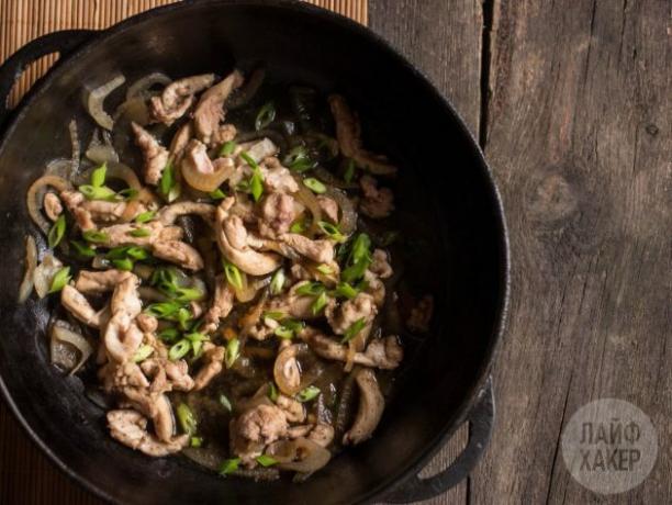 Kaip gaminti oyakodoną: pridėti vištienos mėsos