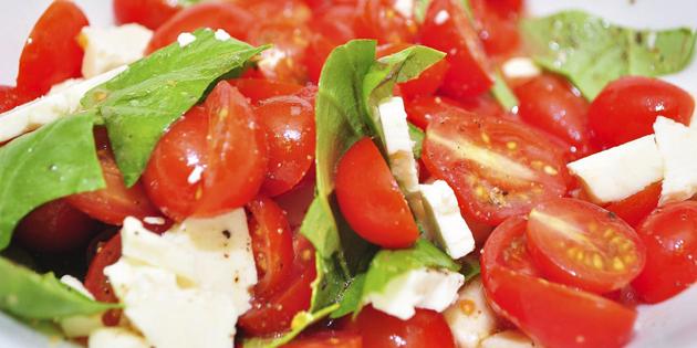 greitai receptai patiekalų: salotos su pomidorais ir fetos sūriu 