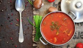 Pomidorų sriuba su vištiena, kopūstais ir grybais