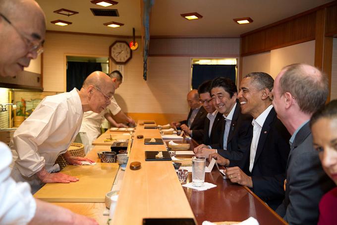 Jiro Ono ir Barackas Obama. The White House nuo Washington, DC - P042314PS-0082, Public Domain, https://commons.wikimedia.org/w/index.php? curid = 34426375