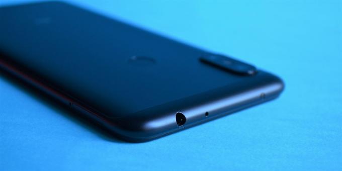 Apžvalga Xiaomi "Redmi Pastaba 6 Pro": ausinių lizdas