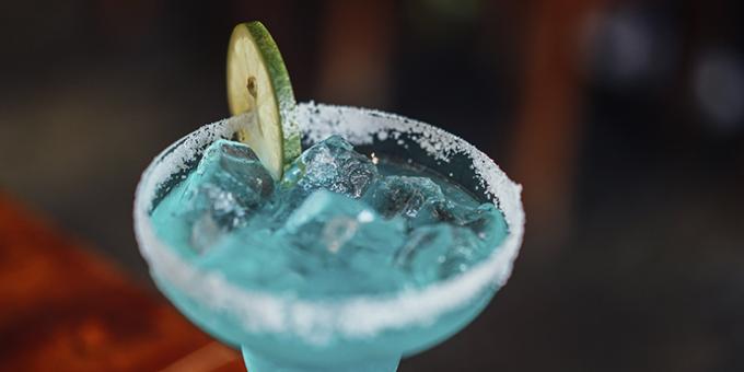 Klasikiniai alkoholiniai kokteiliai: Blue Lagoon