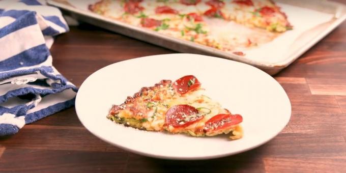 Cukinijų pica su pomidorų padažu, sūriu ir dešra orkaitėje