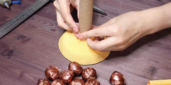Kaip savo rankomis pasigaminti saldainių puokštę: klijuokite ruošinį