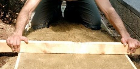 Kaip padaryti, kad sodo keliu: platinti smėlį