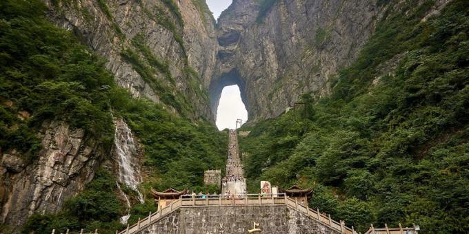 Azijos teritorija yra ne veltui pritraukti turistus, "Debesis vartai" ant kalno Tianmen į Zhangjiajie Nacionalinis parkas, Kinija