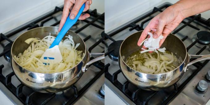 Kaip virėjas svogūnų sriuba: Įdėkite svogūnus į keptuvę
