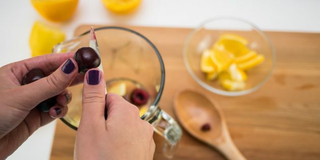 Kaip gaminti vyšnių limonadą: įdėti uogų