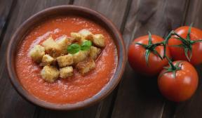 Gazpacho, pagamintas iš pomidorų, agurkų ir paprikų