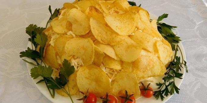 Sluoksniuotos salotos su keptomis bulvėmis, krabų lazdelės, sūris ir pomidorų