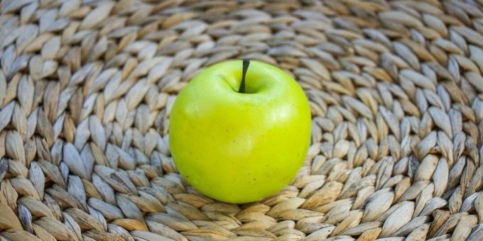 Kaip atsikratyti česnako ir svogūno kvapo iš burnos: suvalgykite obuolį