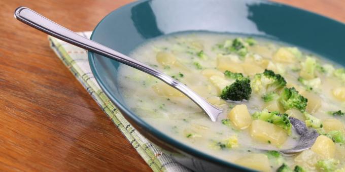 daržovių sriubos: sriuba su brokoliai, bulvės ir parmezanu