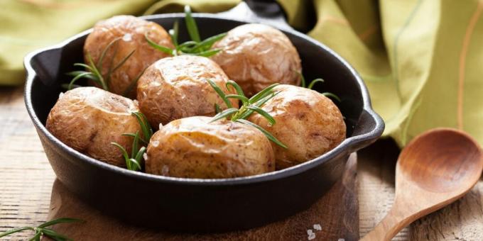 Naujos bulvės, keptos orkaitėje su druska
