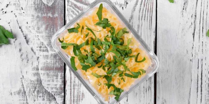 Sluoksniuotos salotos su šprotais, sūriu ir kiaušiniais