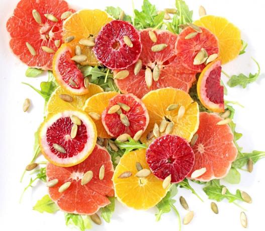 Vitaminas salotos su apelsinais, arugula ir moliūgų sėklomis