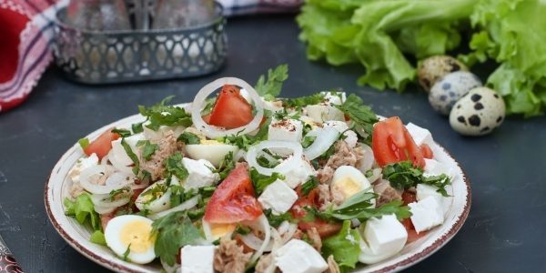 Salotos su tunu, pomidorais, putpelių kiaušiniais ir feta