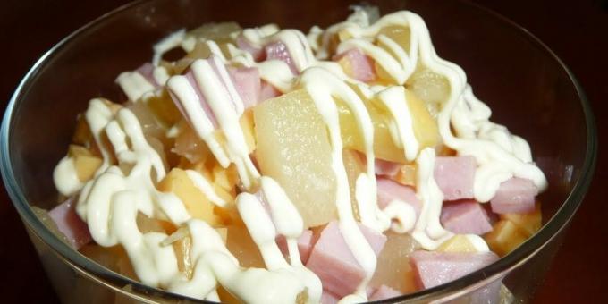 Kumpio, sūrio ir ananasų salotos: paprastas receptas