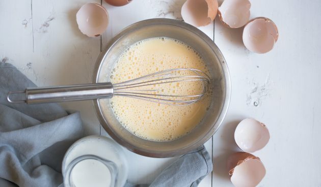 Quesadillas su sūriu, ikra, garstyčiomis ir kiaušiniene: plakite kiaušinius, druską ir pieną kiaušinienei.