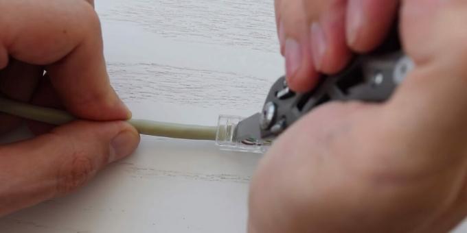 Kaip užspausti vytos poros kabelį: pritvirtinkite jungtį