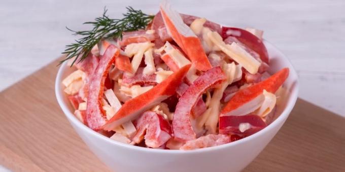 Salotos su krabų lazdelėmis, pomidorai, sūris ir paprikomis