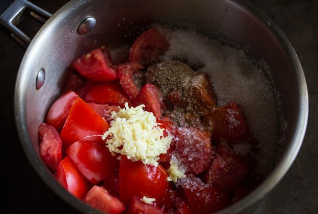 Pomidorų uogienė: Sudėkite ingredientus į puodą