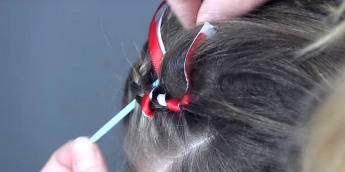 Nauja šukuosena mergaitėms: pradėti pynė nėrinių juostelės