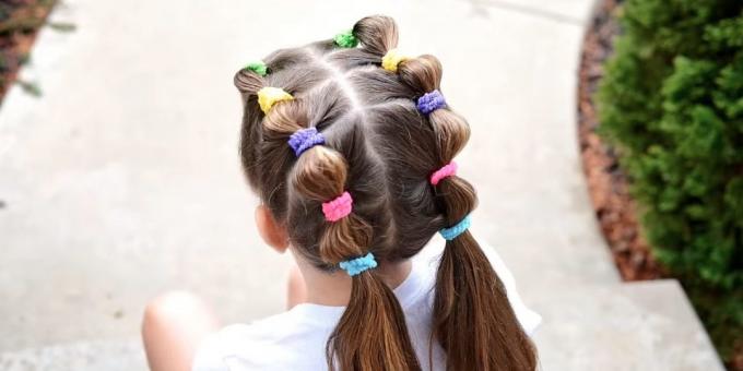 Šukuosena mergaitėms: žemos ponytails su guminius raiščius