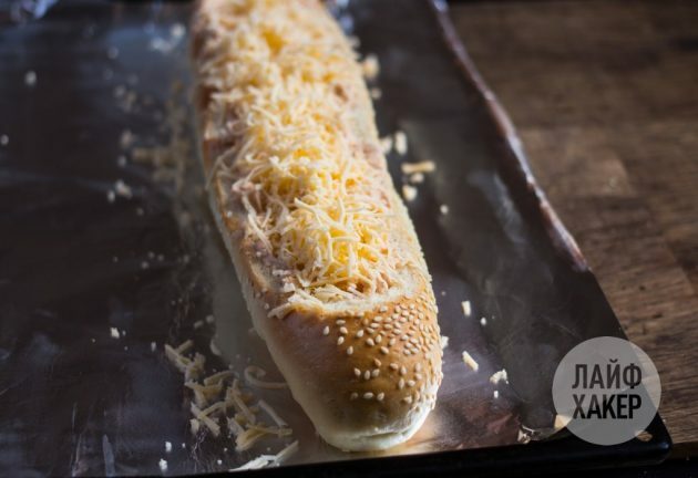 įdarytas batonas: užpilkite duoną gauta mase ir supilkite likusį sūrį