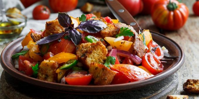 Panzanella su pomidorais, agurkais, paprika ir kaparėliais