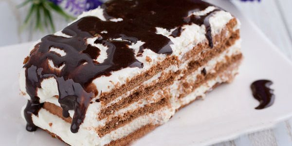 Tortas tešlos su plakta grietinėlės ir šokolado apledėjimo
