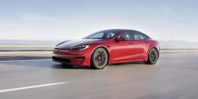Elonas Muskas pristatė greičiausią elektrinį „Tesla“ automobilį