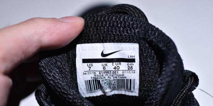 Originalių ir padirbtų sportbačiai "Nike": žvilgsnis etiketės nurodant pagaminimo ir kodas šalyje dydį