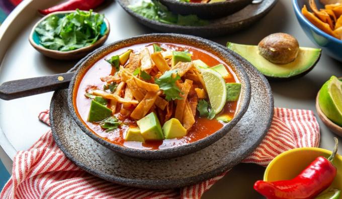 Meksikietiška pomidorų sriuba su vištiena, kukurūzais ir tortilija