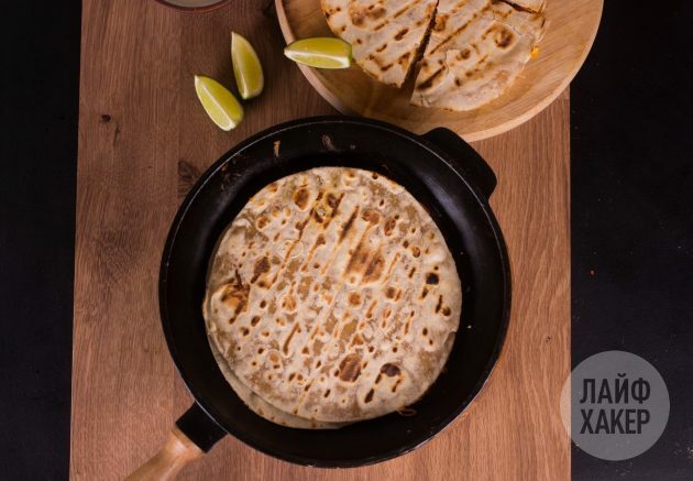 Quesadillas su vištiena, kukurūzais ir pomidorų salsa, kepta sausoje keptuvėje