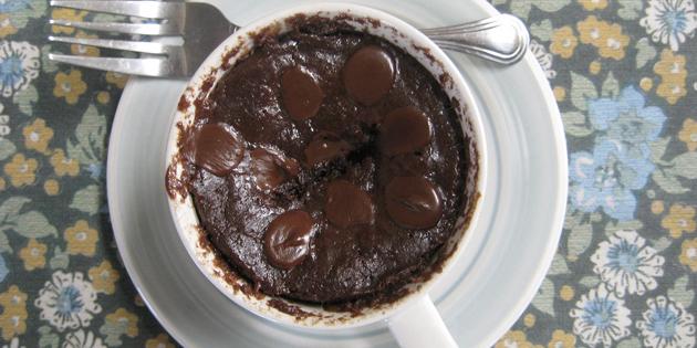 Receptus greitai patiekalus: šokolado keksas puodelio