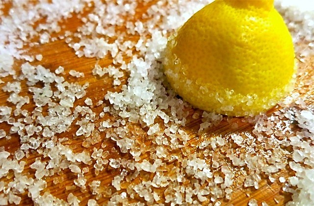 Druskos ir citrinų nuo purvo dėl pjaustymo lentos