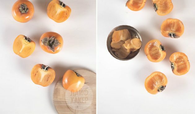 Kepti persimonai: vaisius padalykite į dvi dalis ir iš kiekvieno pašalinkite maždaug trečdalį minkštimo