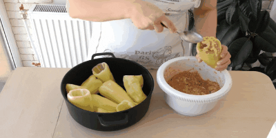 Kaip virėjas įdaryti pipirai ant lėkštės: Glaudi Daiktai daržovės mėsos