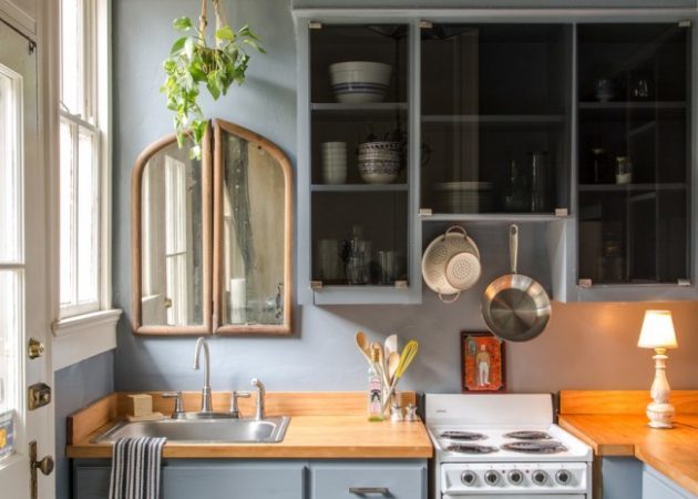 Smulki virtuvės dizainas: blizgus veidrodžiai ir baldai