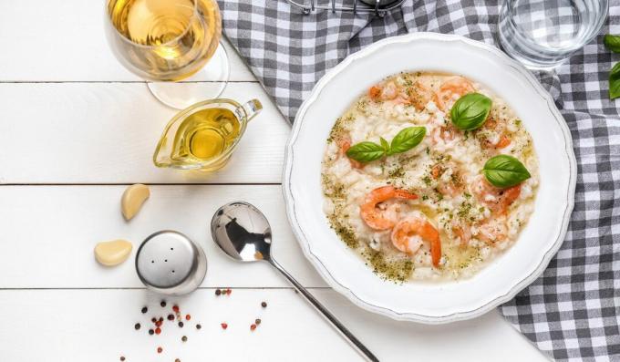 Risotto su krevetėmis, baltuoju vynu ir baziliku