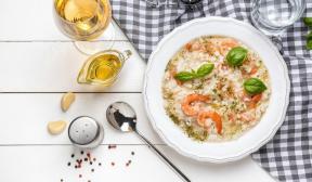 Risotto su krevetėmis, baltuoju vynu ir baziliku