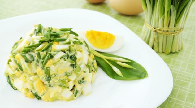 Klasikinis kiaušinių salotos su porais 