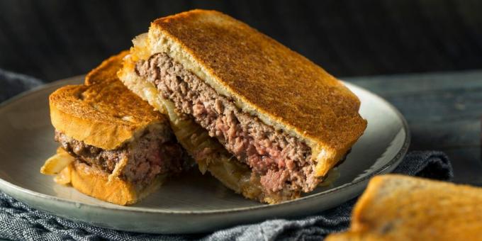Patty melts – skanūs sumuštiniai su kotletais ir sūriu