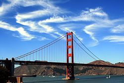 Plunksninių debesų virš Golden Gate Bridge
