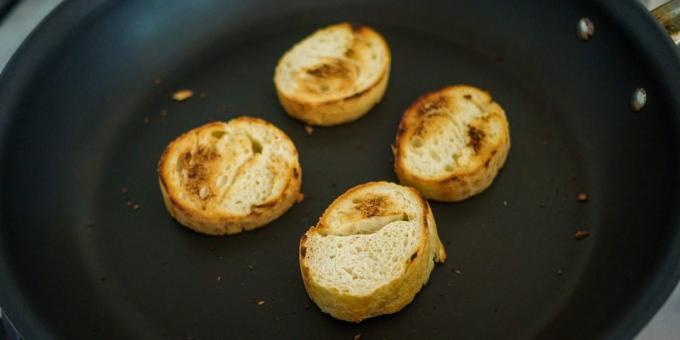 Kaip pasiruošti Prancūziška svogūnų sriuba: Sausas duonos riekelės
