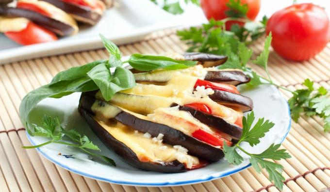 Baklažanai su pomidorais ir sūriu, kepti orkaitėje