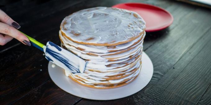 Receptų tortas "medaus tortas": tepkite kremą ant torto šonų