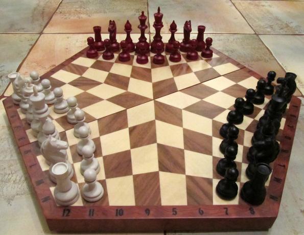 Unikalūs dovanos Naujųjų Metų: šachmatai už trijų