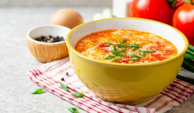 Lengva vištienos sriuba su plaktais kiaušiniais ir pomidorais