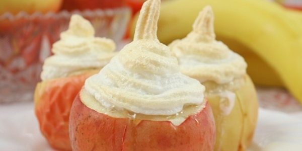 Kepta obuolių su varške, bananais ir meringue